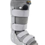 Orteza na nogę z miękkim wyściełaniem, trzema pasami mocującymi i stabilizującym elementem na kostce.