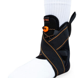 Orteza stopy z czarnym opaskiem, zapięciem na rzep i pomarańczowym elementem, zakładana na stopę w białym skarpecie.