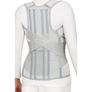 Osoba nosząca ortopedyczny gorset wspierający kręgosłup, widziana od tyłu, w białej odzieży.
