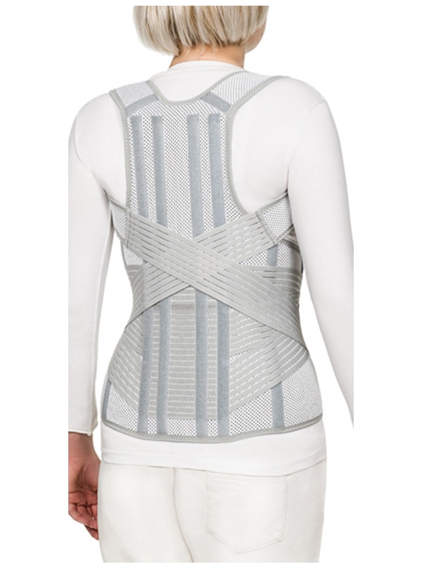 Osoba nosząca ortopedyczny gorset wspierający kręgosłup, widziana od tyłu, w białej odzieży.