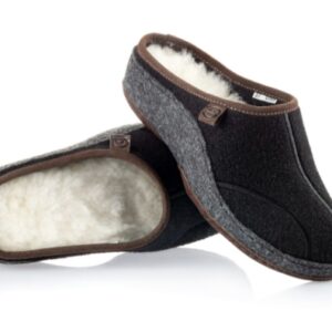 Ciepłe kapcie z czarnego materiału, wyściełane białą wełną, z brązowymi wykończeniami i zapięciem na rzep.