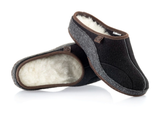 Ciepłe kapcie z czarnego materiału, wyściełane białą wełną, z brązowymi wykończeniami i zapięciem na rzep.