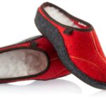 Czerwone i szare kapcie z miękką, białą wyściółką i antypoślizgową podeszwą.