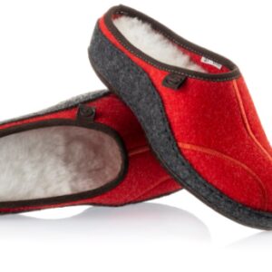 Czerwone i szare kapcie z miękką, białą wyściółką i antypoślizgową podeszwą.