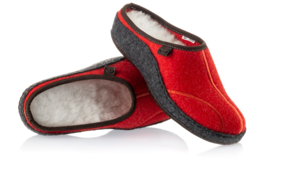 Czerwone i szare kapcie z miękką, białą wyściółką i antypoślizgową podeszwą.
