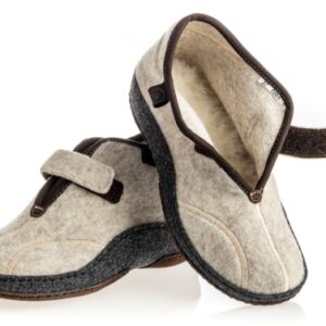 Miękkie kapcie z szarym i brązowym wykończeniem, zapinane na rzep, z ociepleniem wewnątrz.
