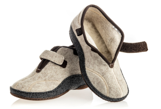 Miękkie kapcie z szarym i brązowym wykończeniem, zapinane na rzep, z ociepleniem wewnątrz.