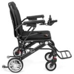 Lekki elektryczny wózek inwalidzki z regulowanymi podłokietnikami i joystickiem, wyposażony w cztery koła i podnóżek.