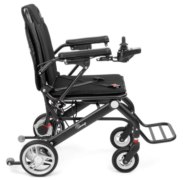 Lekki elektryczny wózek inwalidzki z regulowanymi podłokietnikami i joystickiem, wyposażony w cztery koła i podnóżek.