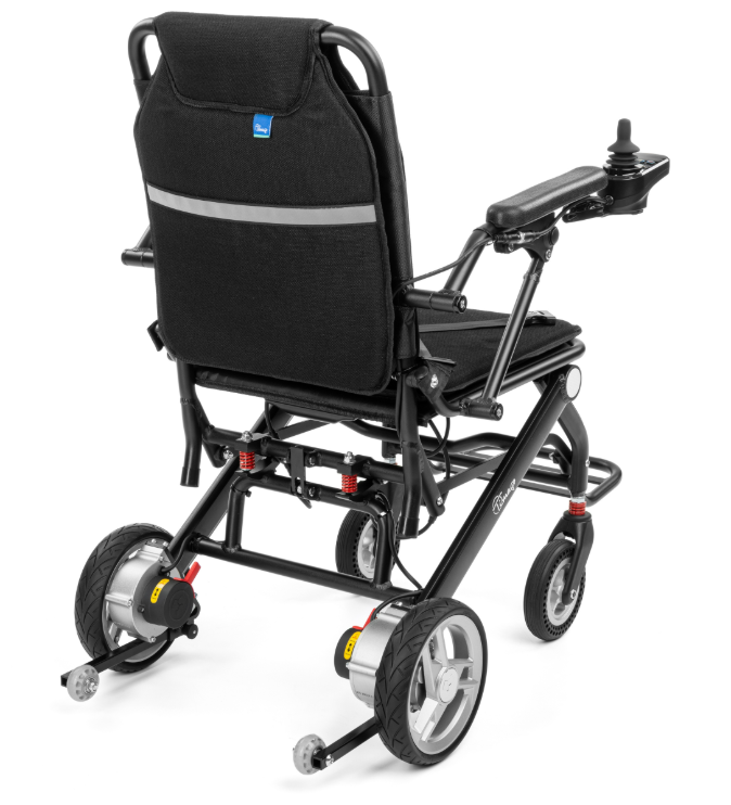 Lekki, składany wózek inwalidzki z czarnym siedziskiem, oparciem i podnóżkami, z czterema kołami i regulowanym podłokie
