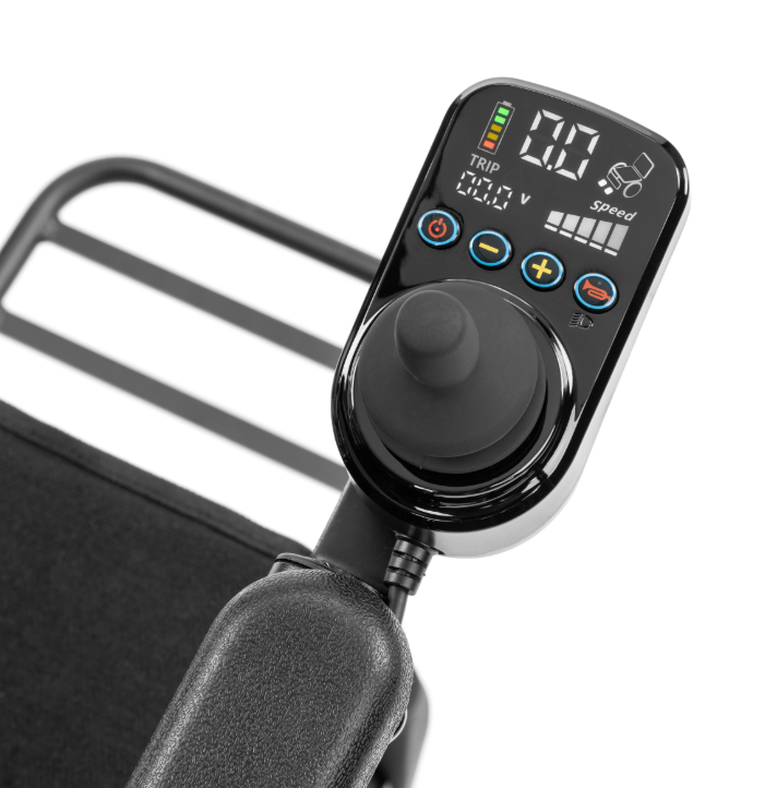 Panel sterujący z wyświetlaczem, przyciskami i joystickiem na wózku inwalidzkim elektrycznym.