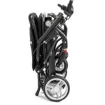 Składany wózek inwalidzki z czarnym siedziskiem, ramą i dużymi kołami, ustawiony na białym tle.