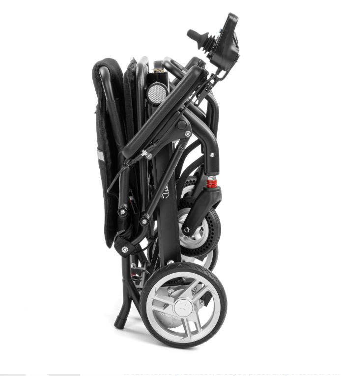 Składany wózek inwalidzki z czarnym siedziskiem, ramą i dużymi kołami, ustawiony na białym tle.