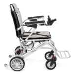 Lekki wózek inwalidzki z regulowanym podnóżkiem, czarnymi ramionami i czterema kołami, przeznaczony do użytku na zewnąt