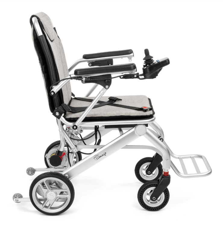 Lekki wózek inwalidzki z regulowanym podnóżkiem, czarnymi ramionami i czterema kołami, przeznaczony do użytku na zewnąt