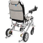 Lekki, składany wózek inwalidzki z szarym materiałowym siedzeniem i oparciem, czarnymi elementami i czterema kołami.