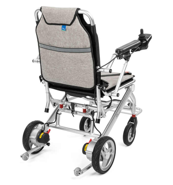 Lekki, składany wózek inwalidzki z szarym materiałowym siedzeniem i oparciem, czarnymi elementami i czterema kołami.