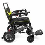 Lekki wózek inwalidzki z czarno-żółtym siedziskiem, podnóżkiem i joystickiem, przeznaczony do poruszania się.