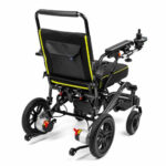 Lekki elektryczny wózek inwalidzki z czarnym siedziskiem, podnóżkami i joystickiem, wyposażony w akumulatory i system ste