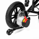 Silnik elektryczny napędzający rower z czarną oponą, karbonową ramą i czerwonym przełącznikiem.