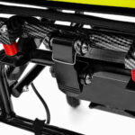 Metalowa konstrukcja z karbonowymi elementami, czerwonymi sprężynami i czarnymi elementami, prawdopodobnie część zaawans