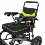 Lekki elektryczny wózek inwalidzki z czarnym siedziskiem, podłokietnikami i żółtymi akcentami, wyposażony w joystick i