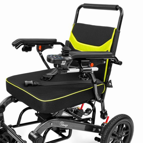 Lekki elektryczny wózek inwalidzki z czarnym siedziskiem, podłokietnikami i żółtymi akcentami, wyposażony w joystick i