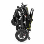Składany wózek inwalidzki z czarnymi ramami, dużymi kołami i siedziskiem, z widocznymi elementami bezpieczeństwa i regul