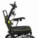 Rower rehabilitacyjny z czarnym siedziskiem, ramą w kolorze czarno-żółtym, z regulowanym oparciem i kierownicą z wyświe