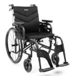 Wózek inwalidzki z czarnym siedziskiem i oparciem, metalową ramą, dużymi tylnymi i małymi przednimi kołami.