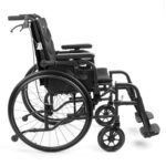 Wózek inwalidzki na czarnej ramie z dużymi kołami i podnóżkami, ustawiony na białym tle.