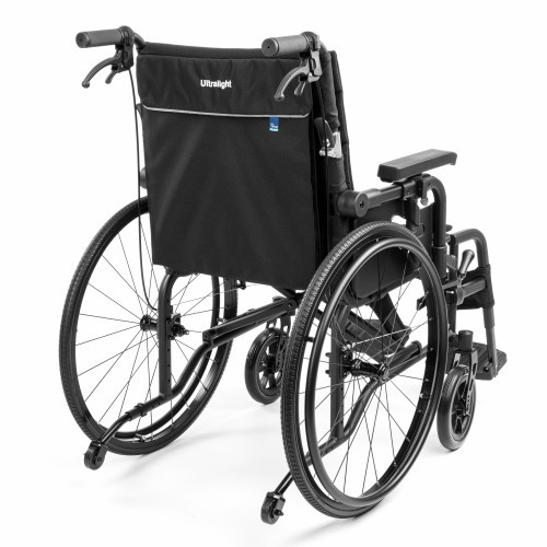 Lekki wózek inwalidzki z czarnym siedziskiem i dużymi kołami, wyposażony w podnóżki i rączki do pchania.