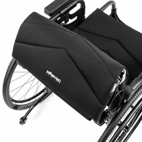 Podnóżki z czarnej tkaniny na wózku inwalidzkim z logo Ultralight, zamocowane na metalowych ramionach.