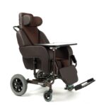Wózek inwalidzki z regulowanym zagłówkiem, podnóżkami i stolikiem, w kolorze brązowym, z dużymi tylnymi kołami i mał
