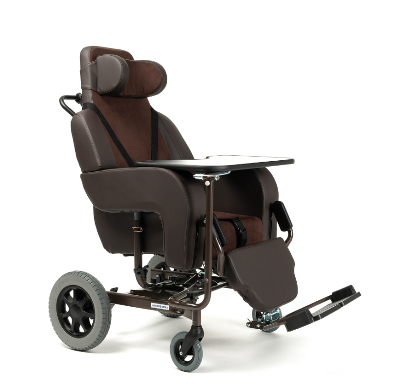 Wózek inwalidzki z regulowanym zagłówkiem, podnóżkami i stolikiem, w kolorze brązowym, z dużymi tylnymi kołami i mał