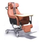 Specjalistyczne krzesło rehabilitacyjne z regulowanym zagłówkiem, podnóżkiem i kółkami, przeznaczone do opieki nad oso