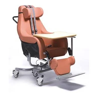Specjalistyczne krzesło rehabilitacyjne z regulowanym zagłówkiem, podnóżkiem i kółkami, przeznaczone do opieki nad oso