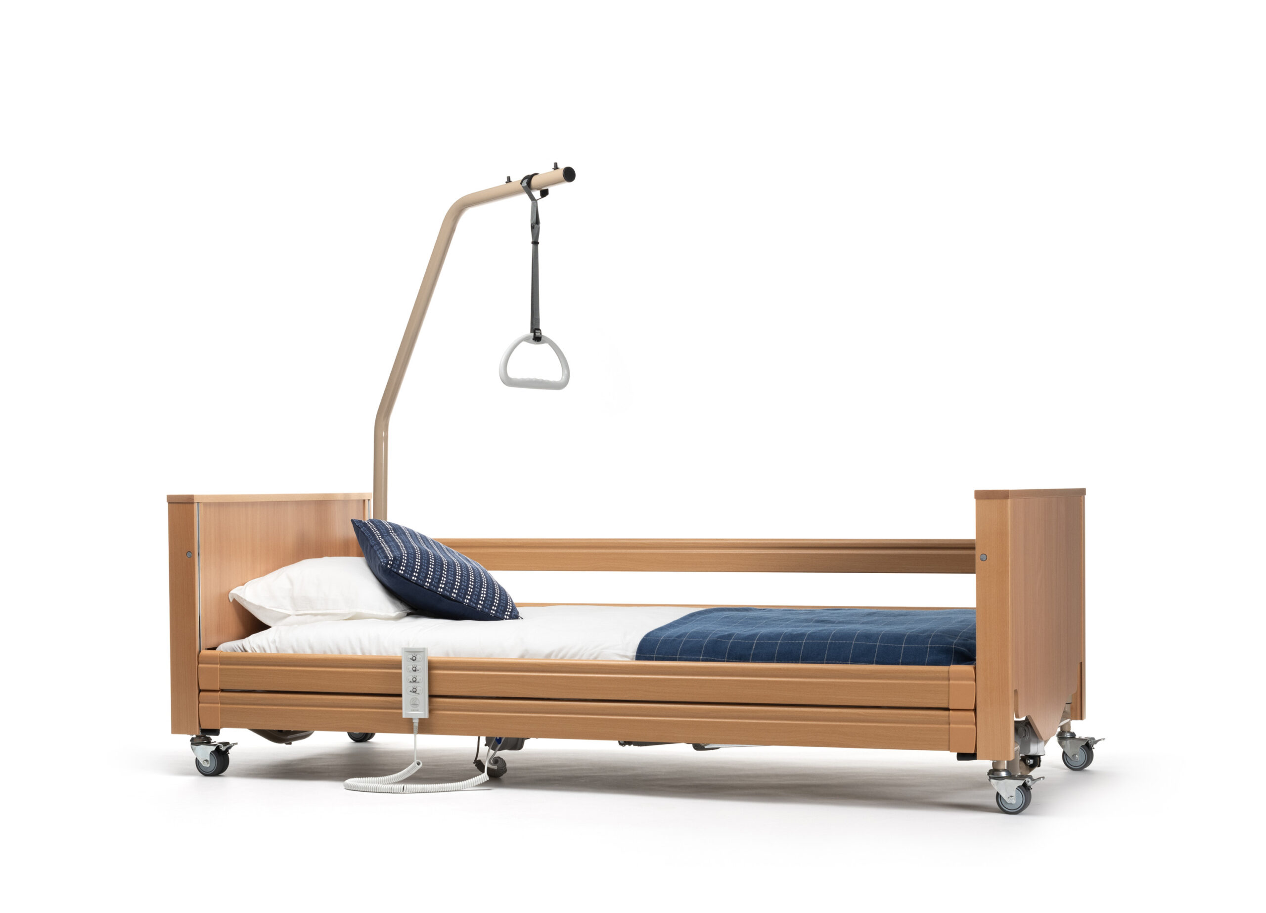 Łóżko szpitalne z drewnianą ramą, poduszkami, pasem bezpieczeństwa i podnośnikiem do podnoszenia pacjentów.