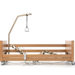 Łóżko rehabilitacyjne z drewnianą ramą, podnośnikiem i pasami do podnoszenia pacjentów, na kółkach, z przyciskiem st