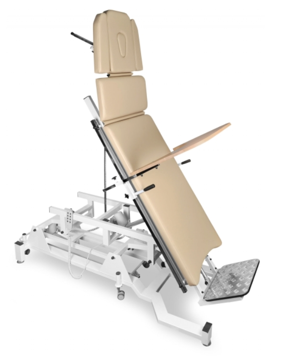 Stół do badania z regulowanym oparciem, podłokietnikami i podnóżkiem, na metalowej ramie z kółkami i mechanizmami regu