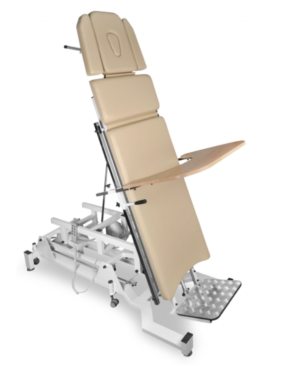 Stół do badania ginekologicznego z regulowanym oparciem i podnóżkiem, na metalowej podstawie z kółkami.