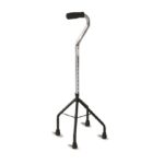 Laska ortopedyczna z czarnym uchwytem i regulowaną długością, stojąca na czterech nogach z gumowymi końcówkami.