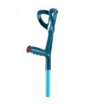 Srebrno-niebieski kij z uchwytem i przyciskiem, służący do odpychania się podczas chodzenia.