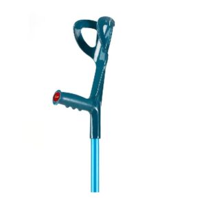 Srebrno-niebieski kij z uchwytem i przyciskiem, służący do odpychania się podczas chodzenia.