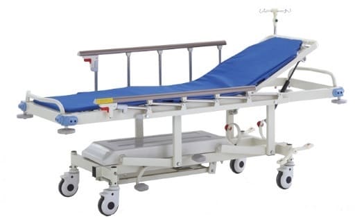 Szpitalny łóżko z niebieskim materacem, barierkami i kółkami, wyposażone w urządzenia do podnoszenia i regulacji pozyc