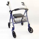 Lekki, składany chodzik z czterema kółkami, czarnym siedziskiem i koszykiem na drobne przedmioty.