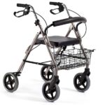 Lekki składany balkonowy wózek inwalidzki z czterema kołami i koszykiem na zakupy.