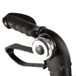 Kuleczkowy przycisk i uchwyt do sterowania na czarnej, metalowej ramie.