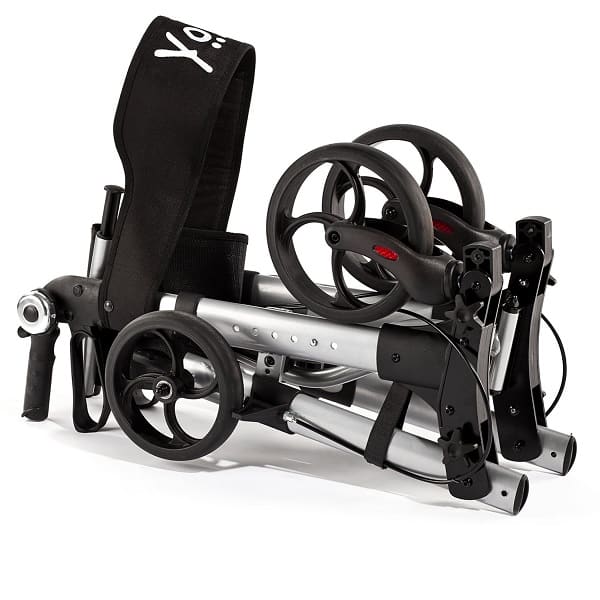 Składany wózek inwalidzki z czarnym siedziskiem, czterema kołami i metalową ramą, przeznaczony do transportu osoby niepe