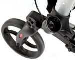 Kierownica i przednie koło elektrycznego roweru z czarnym ramieniem i czerwonym przyciskiem.